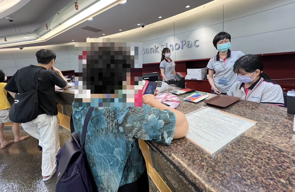 ▲圖說:王姓婦人邊匯款邊接聽電話,異常行為引起行員警覺,立即通報警方協助 (圖/台中市政府 提供)