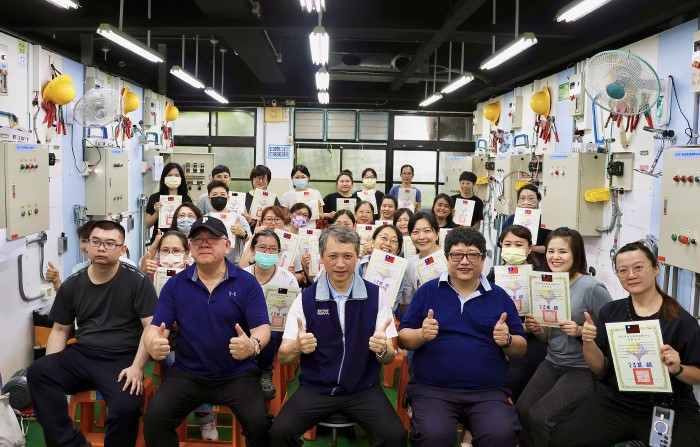 陳瑞嘉局長頒發結業證書並與學員大合照