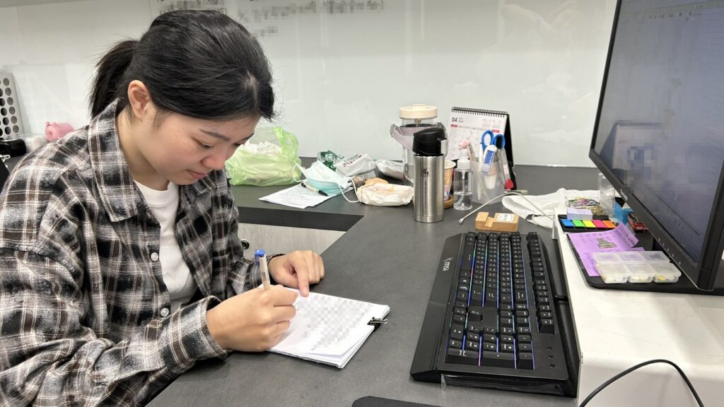 青年擔任會計助理工作