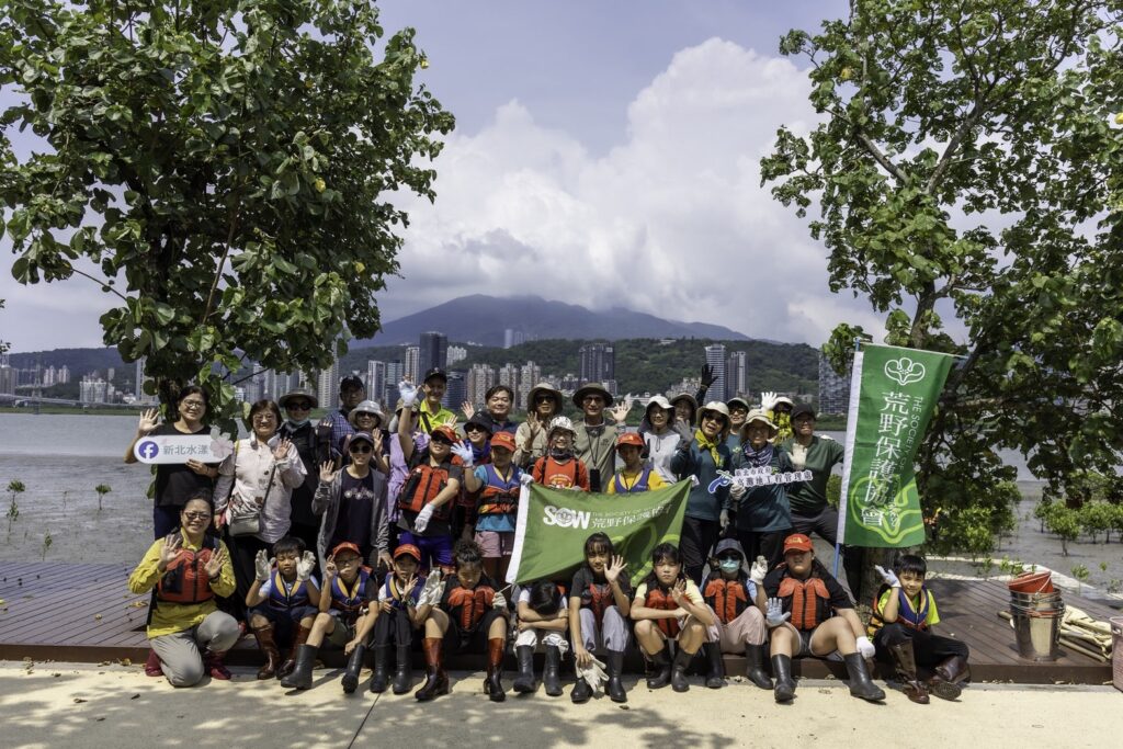 高灘處與荒野保護協會及米倉國民小學於6月25日攜手拔除紅樹林