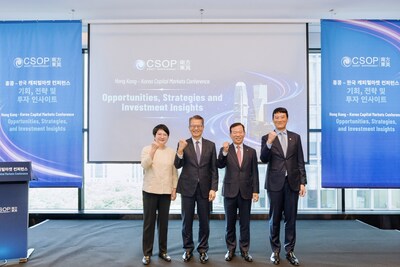 從左至右：南方東英資產管理有限公司行政總裁丁晨女士，香港特別行政區財政司司長陳茂波先生，韓國金融投資協會（KOFIA）會長徐宥錫先生，香港交易所董事總經理及市場主管余學勤先生
