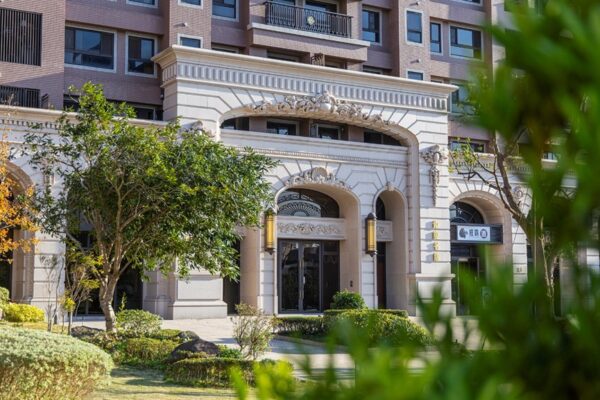 銘鑄五延續鉅慶建設一貫的經典歐風建築語彙，以對稱比例、立體線條與精緻石材，勾勒出沉穩優雅的外觀表情。四併配置結合人性尺度，從建築立面到窗框比例皆細細琢磨，展現銘鑄系列專屬的建築識別與品牌質感。圖／業者提供