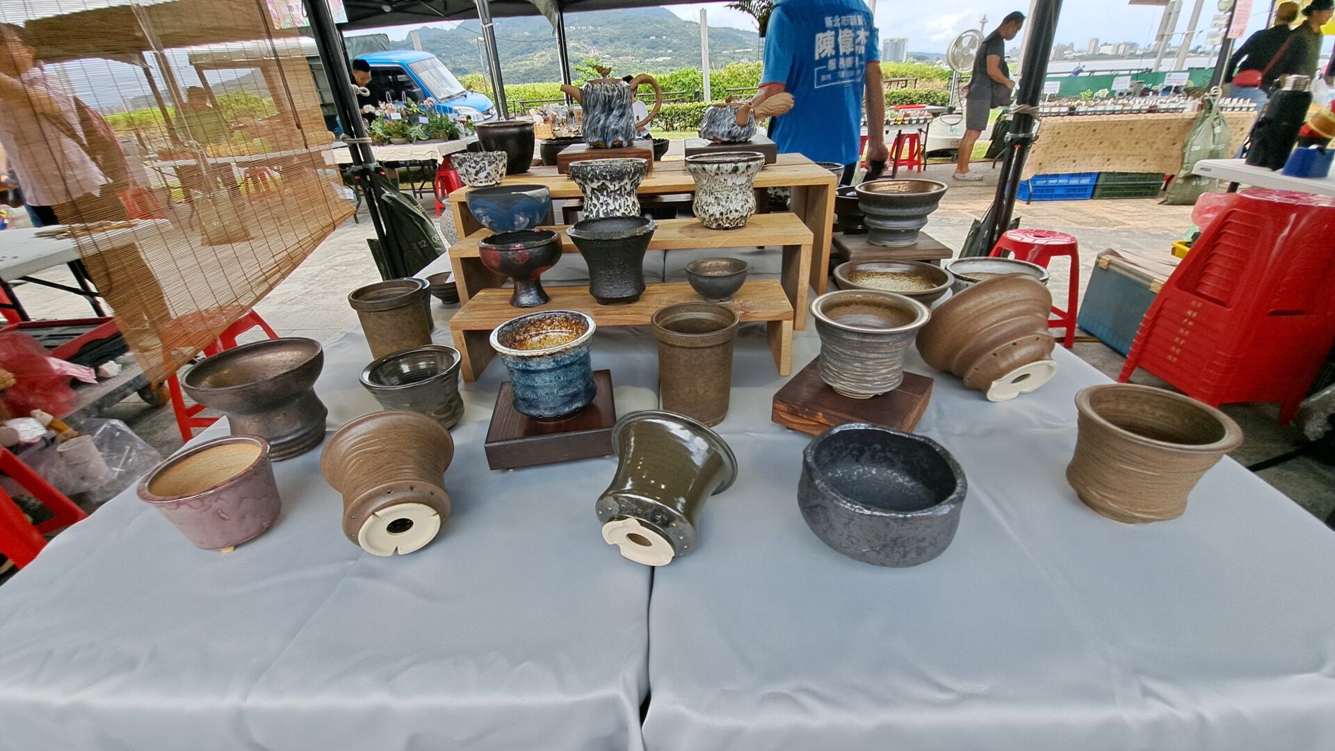 新北鶯歌陶藝家黃子珀也參與市集，他不只是展售作品，像是可以泡茶的「山藍鬼志野釉壺」、手感十足的「蟲蛀志野釉盆」