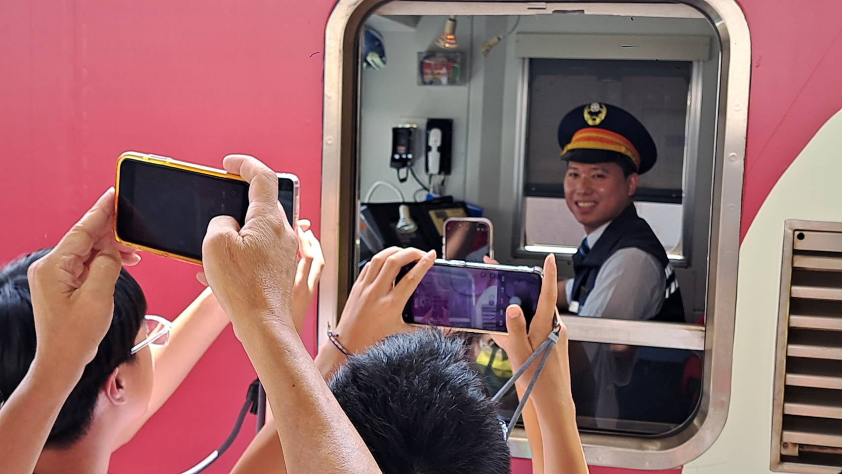 「嗶嗶嗶嗶台灣號」首航的年輕司機,也受到鐵道迷˙的爭先拍攝。