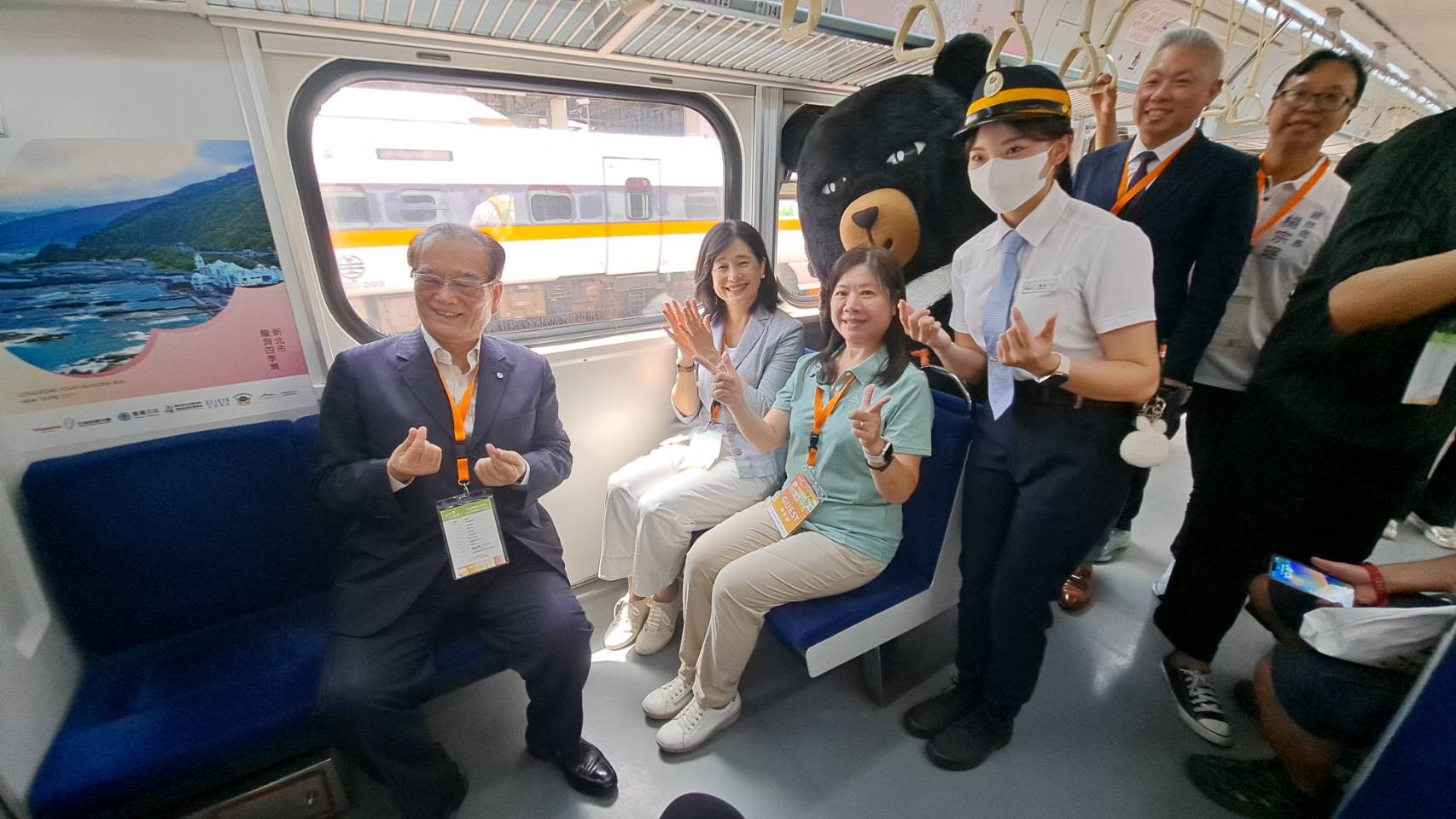 交通部觀光署長陳玉秀(前左2)、觀光署東北角及宜蘭海岸國家風景區管理處處長為游麗玉(前右2)及台鐵公司董事長鄭光遠(前左1)一起搭上這班台灣觀光彩繪列車「嗶嗶嗶嗶台灣號」首航列車。