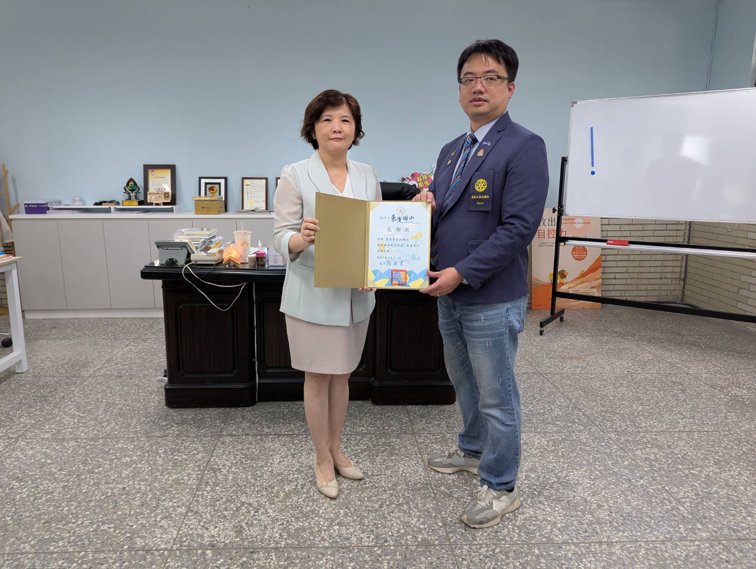 基隆市立東光國小校長顏安秀(右1)除了感謝基隆永昌扶輪社對教育的貢獻，也代表學校致贈感謝狀，由基隆永昌扶輪社社長江育銓(左1)代表受贈，以表達學校的謝意。