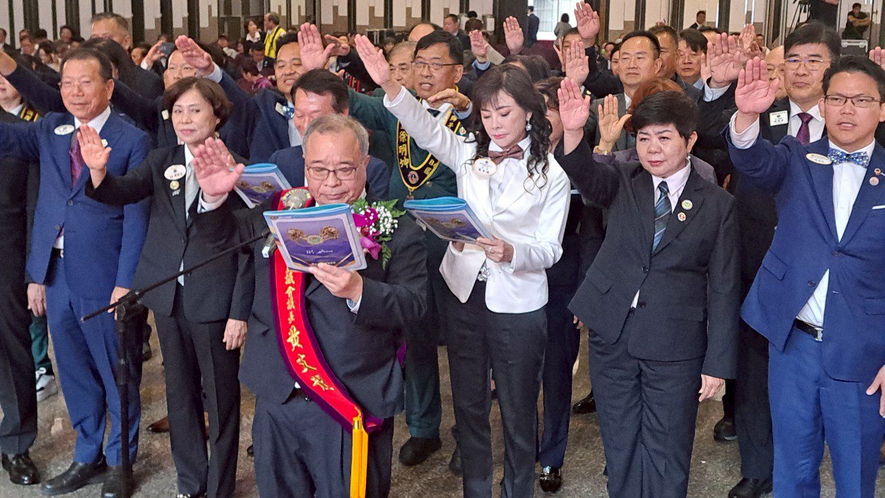 國際獅子會300B複合區2025-2026年度第三屆總監議會議長交接 典禮,由第三屆議長黃文龍(前一)率領團隊成員宣誓就職。
