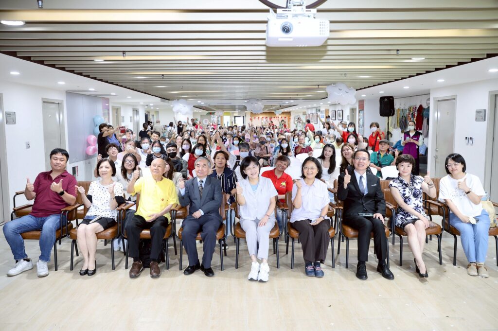 推動在地長照再升級「信義老人服務中心28週年慶」紅心字會展現送餐系統成果 3 「信義老人服務暨日照中心」舉辦歡慶28週年活動,場面熱鬧溫馨。圖紅心字會 提供