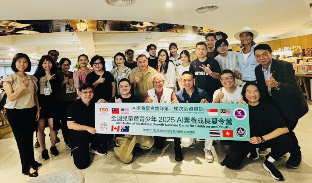 人工智慧進軍影壇 培育詠唱師正夯 AI新勢力 影壇詠唱師成熱門人才 1 圖:左起導演朱延平、前電影處長陳志寬、未來教育理事長張楷文、亞威AI學院黃頌揚教務長(照片提供:亞威AI應用教育學院)