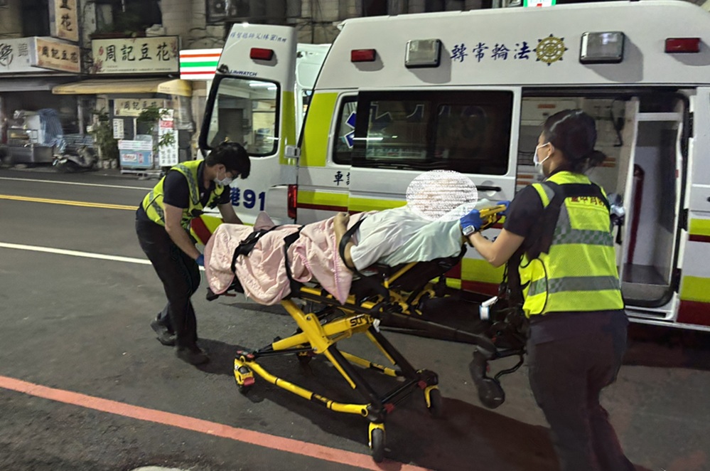 ▲圖說:警消以搬運椅將老翁自三樓抬下,再平移至一樓擔架床送醫 (圖/台中市政府 提供)
