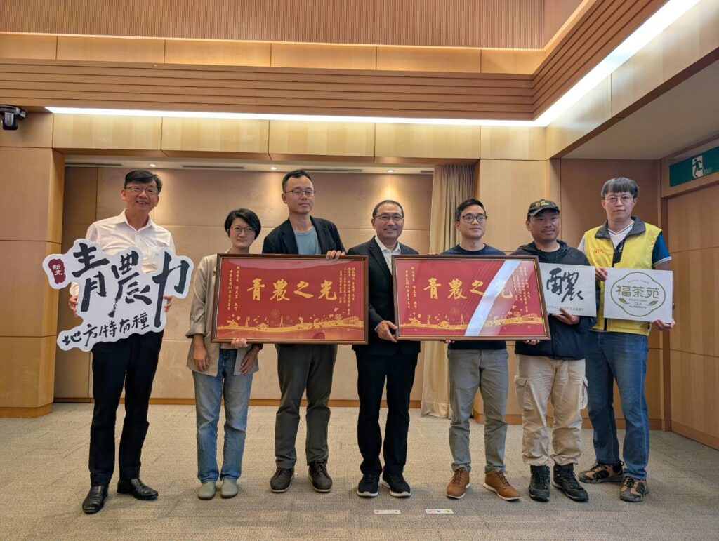 新北市青農李建緯左3、吳柏諺右3今日於市政會議中與市長侯友宜左4分享榮耀