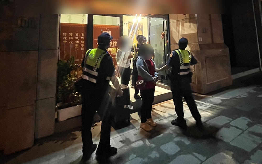 ▲圖說：兩名持觀光簽證泰籍女子逾期在養生館打工，員警當場帶返派出所調查 （圖／台中市政府 提供）