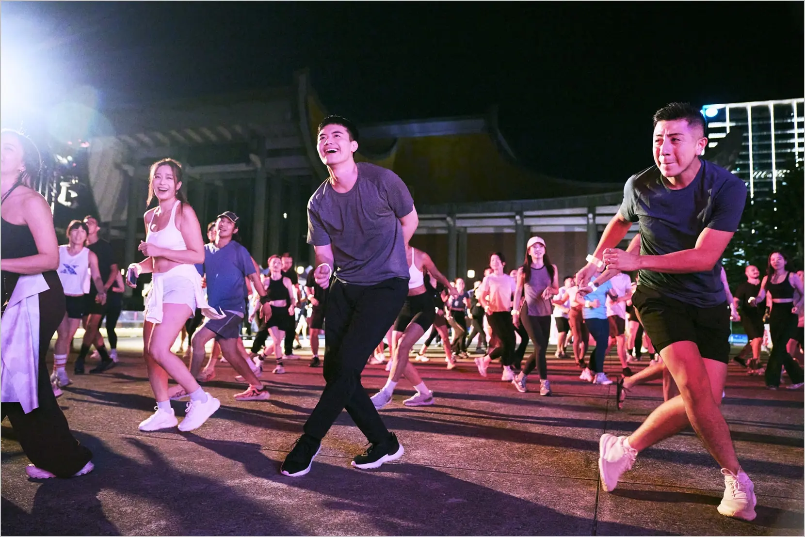 品牌好友由右至左 Bros BondConcorTylerPeggy 出席 lululemon Move Taipei 舞力派對 一同 0