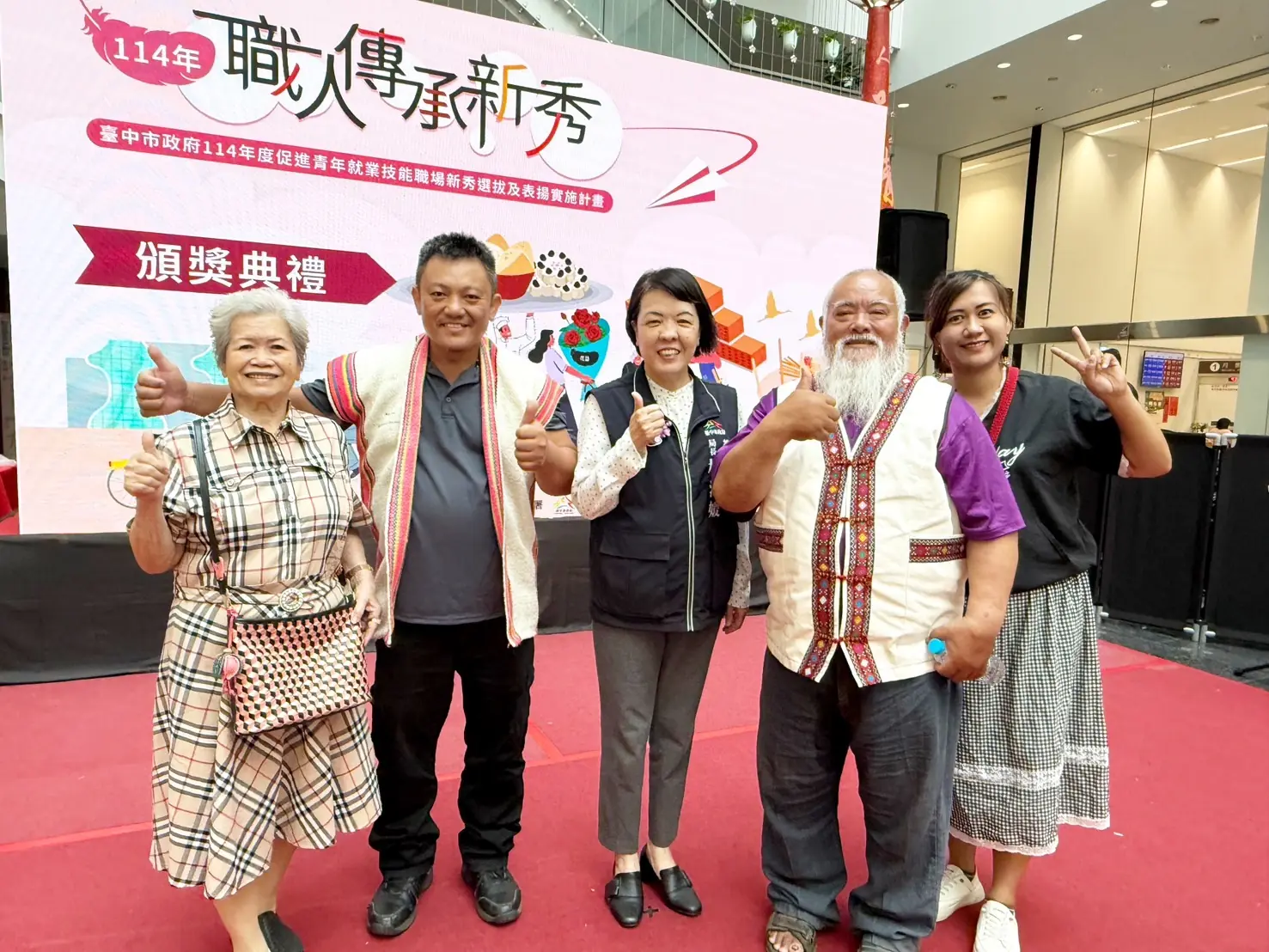 職人新秀出列! 中市勞工局表揚專業技藝 傳承職人精神 5 圖9 獲獎職人新秀合影