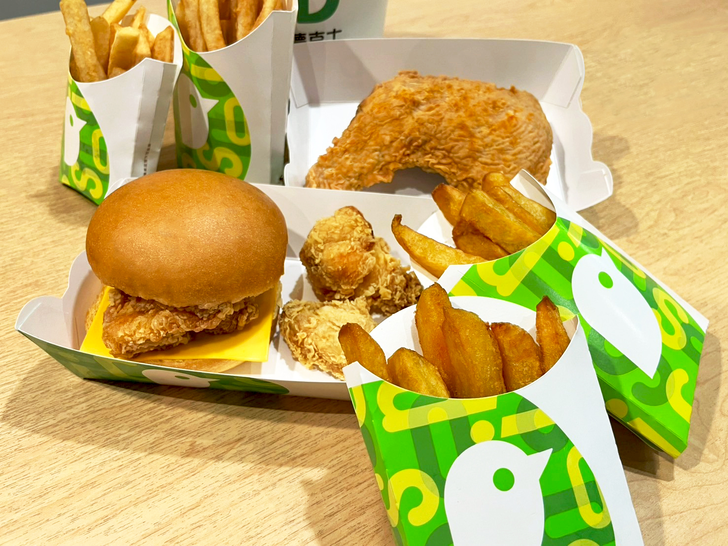 圖片說明德克士推出連假檔期限定優惠與會員月專屬活動招牌脆皮炸雞漢堡薯條等超人氣商品成為聚會首選吸引饕客放假大快朵頤