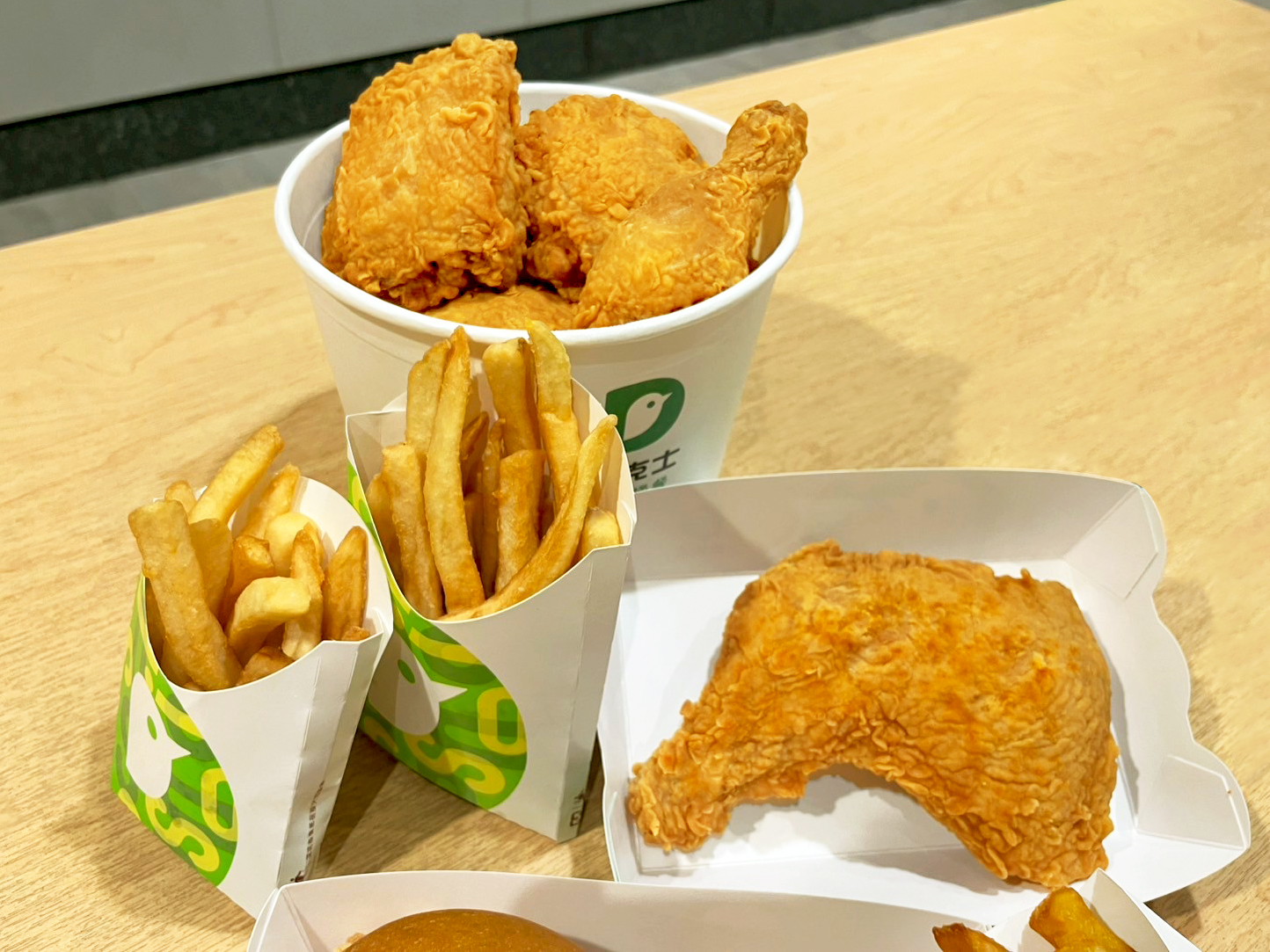 圖片說明德克士脆皮炸雞桶搭配經典薯條外酥內嫩金黃香脆連假檔期成為饕客首選的分享組合