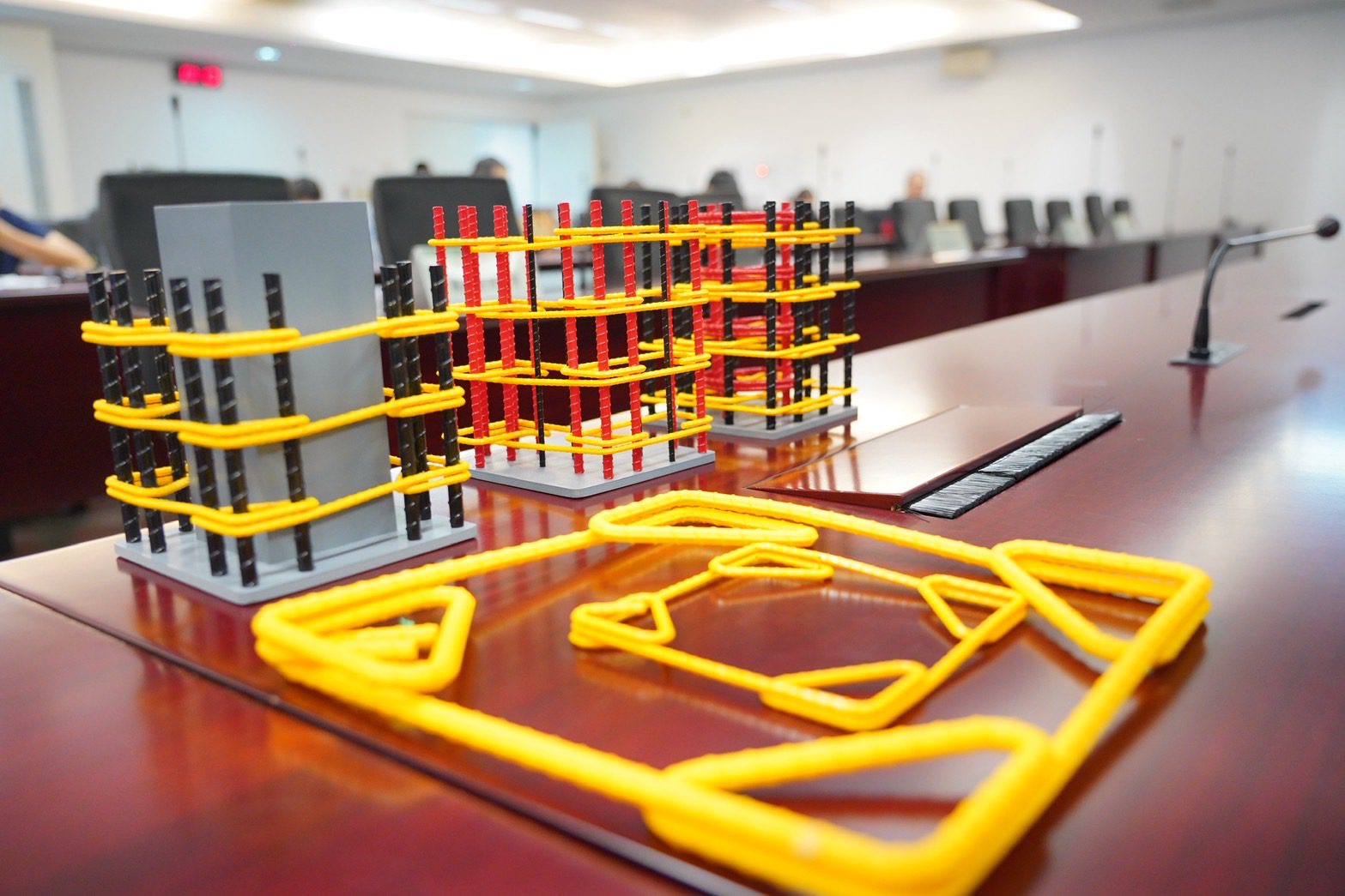 強化建築安全守護市民! 中市建設局「耐震標章與建築安全履歷」專題講座今登場 6 戴雲發總經理展示機構專利模型