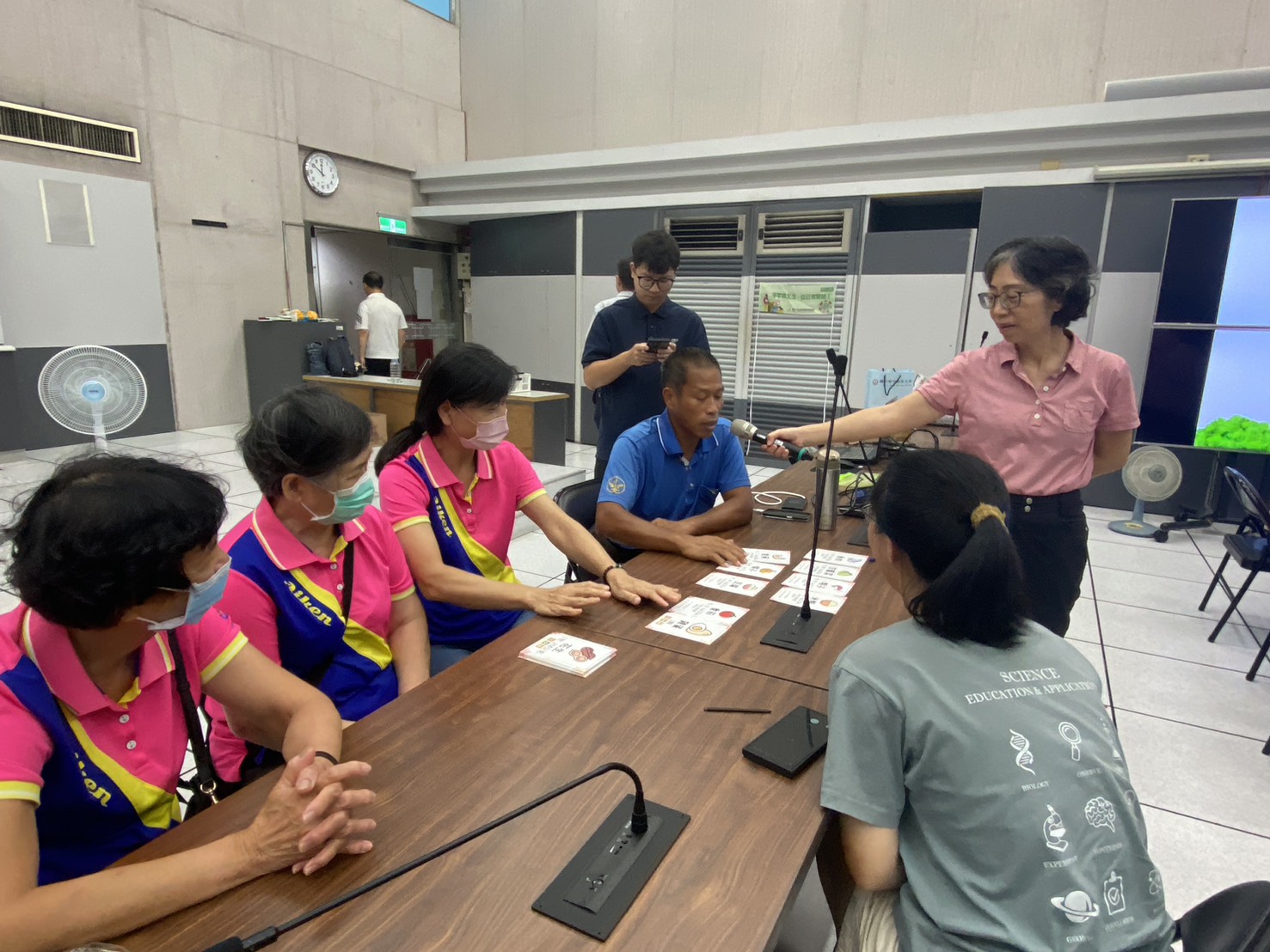 中市環保局辦理志工增能課程 培育多元化環境教育面向與量能 5 淨零綠生活及桌游示範