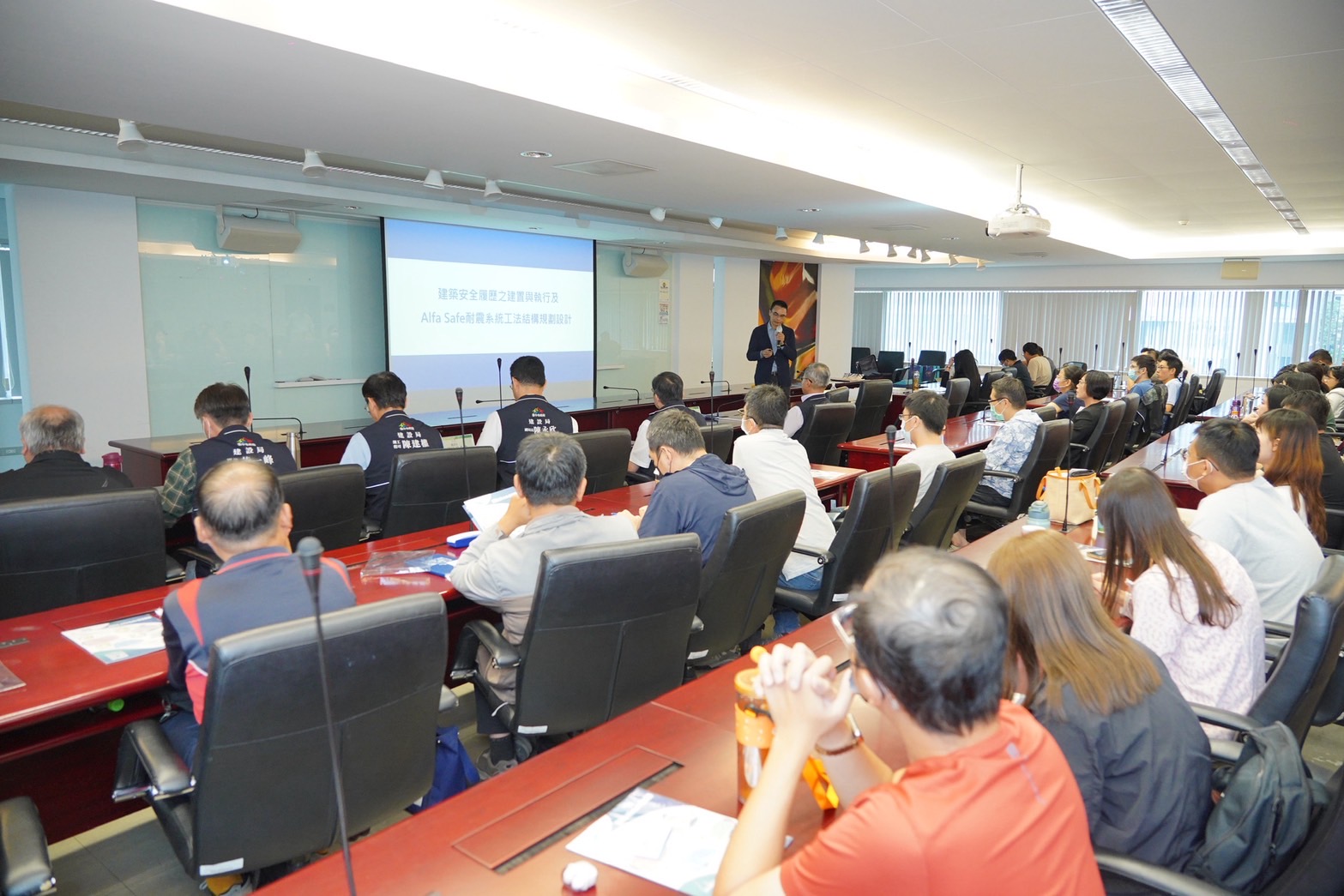 強化建築安全守護市民! 中市建設局「耐震標章與建築安全履歷」專題講座今登場 8 透過實務講座交流 強化同仁專業知識 全面提升本市公共建設的耐震水準