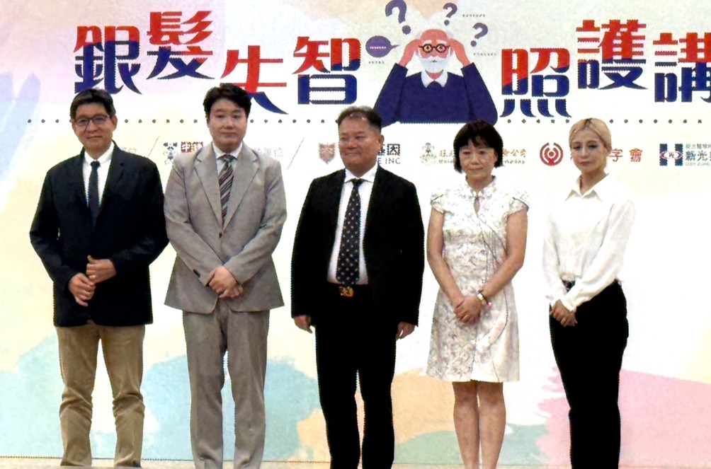 台灣失智人口2050年恐逾86萬 甄瑞興:從飲食與睡眠著手維持大腦健康 1 %E9%8A%80%E9%AB%AE%E5%A4%B1%E6%99%BA%E7%85%A7%E8%AD%B7%E8%AC%9B%E5%BA%A7%E5%90%88%E5%BD%B1%E3%80%82%EF%BC%88%E7%94%84%E7%91%9E%E8%88%88%E6%8F%90%E4%BE%9B%EF%BC%89