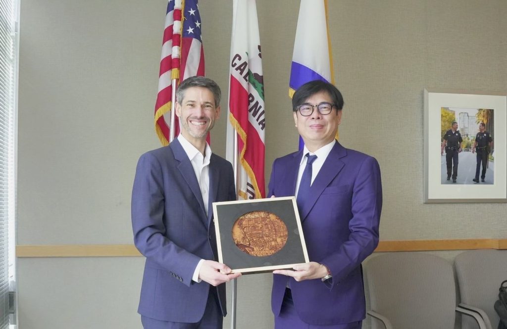 圖說3高雄市長陳其邁與聖荷西市長matt Mahan互贈城市特色禮品 - 報新聞 Mega News