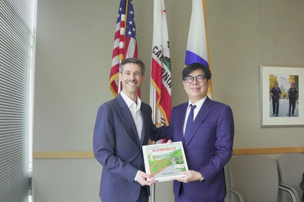 圖說4高雄市長陳其邁與聖荷西市長matt Mahan互贈城市特色禮品 - 報新聞 Mega News