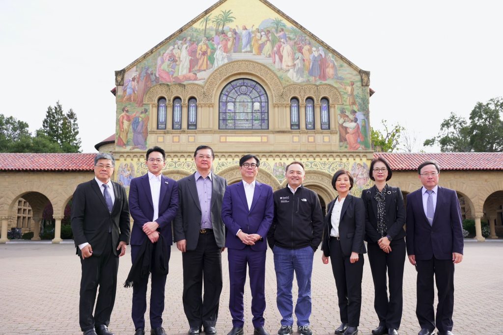 圖說9訪團於史丹佛大學校園合影 - 報新聞 Mega News