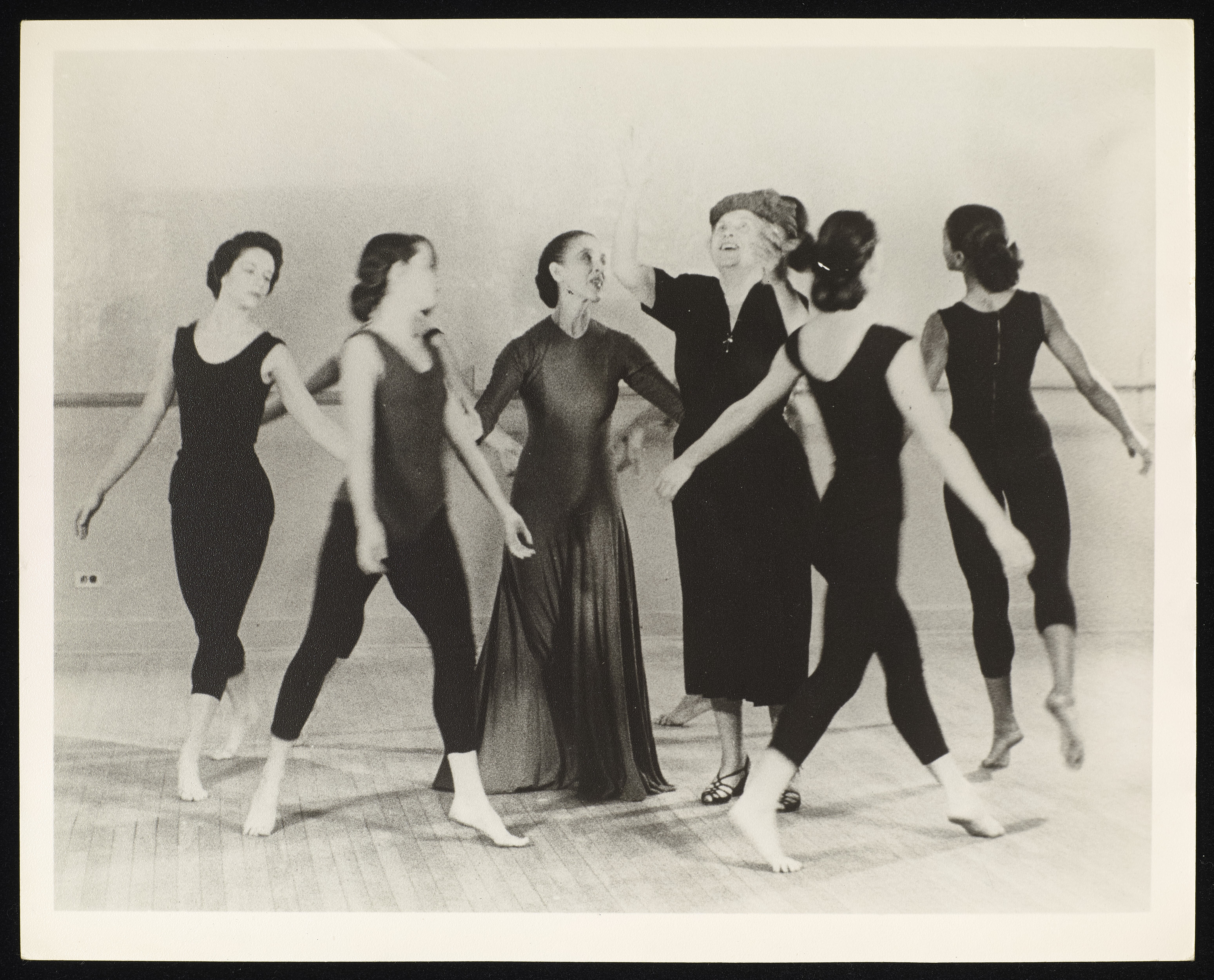 城市何以藝術形塑競爭力? 「綠美圖」開館文化經濟學 11 1954年瑪莎 葛蘭姆 海倫 凱勒與舞者共舞的照片 copyright american foundation for the blind he 1